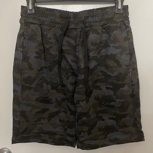 Smash camo shorts